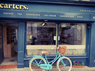 carters_chocolate_shop_in_waterford_ireland_with_a_blue_bike_out_front_allows_dogs_on_its_terrace.jpg